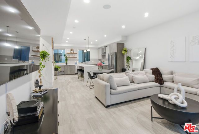 6707 N Sepulveda Boulevard, Van Nuys (los Angeles), CA 91411