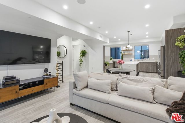 6707 N Sepulveda Boulevard, Van Nuys (los Angeles), CA 91411