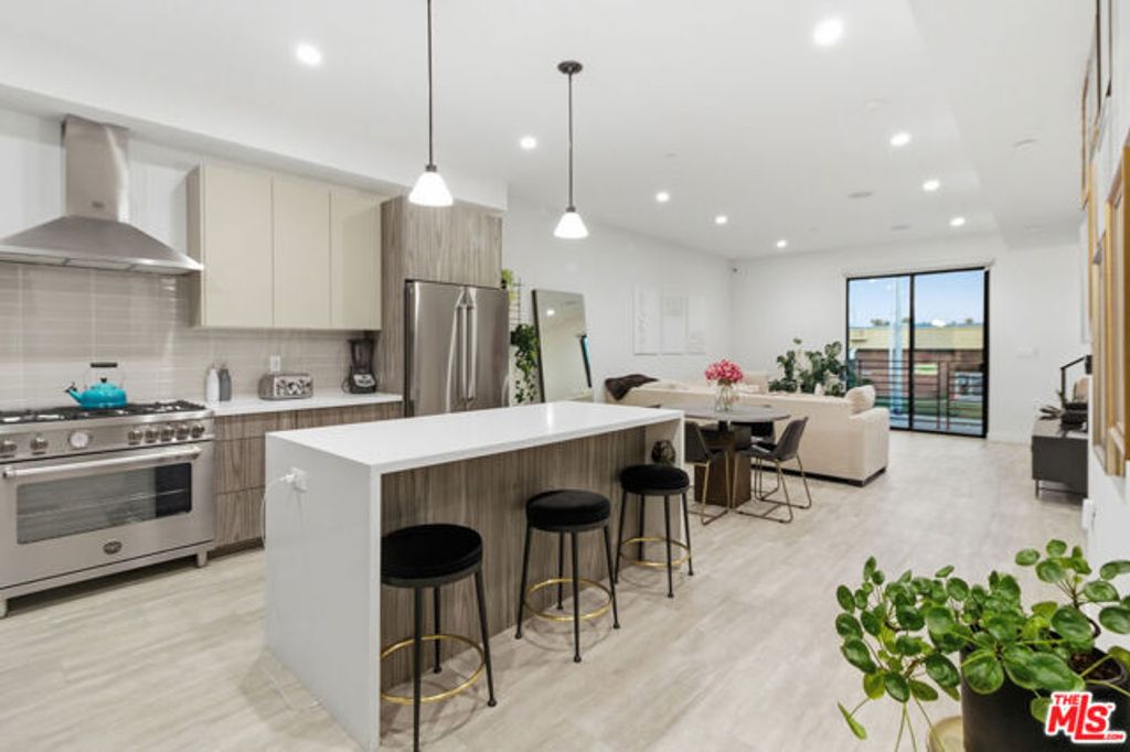 6707 N Sepulveda Boulevard, Van Nuys (los Angeles), CA 91411