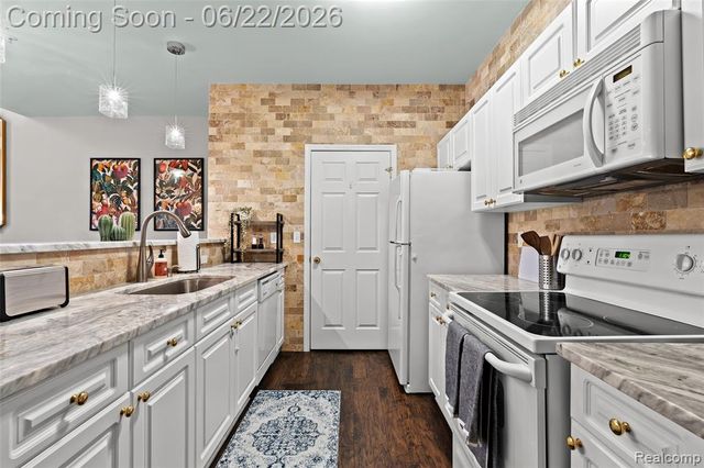 11 N Squirrel Road, Auburn Hills, MI 48326