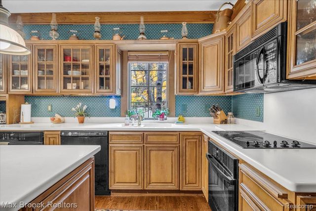 11 Poplar Park Boulevard, Pleasant Ridge, MI 48069