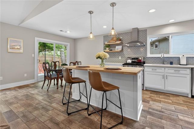 825 Lake Forest Circle, Roswell, GA 30076