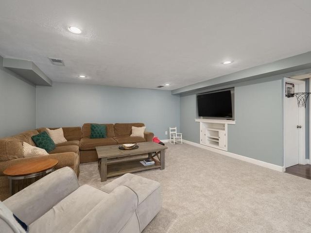 1052 County Road B W, Roseville, MN 55113