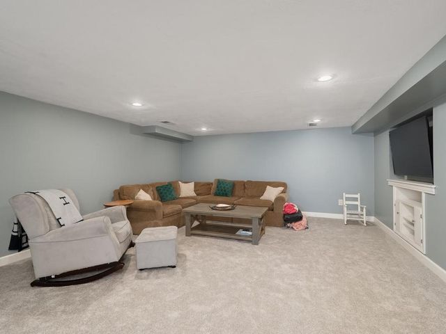 1052 County Road B W, Roseville, MN 55113