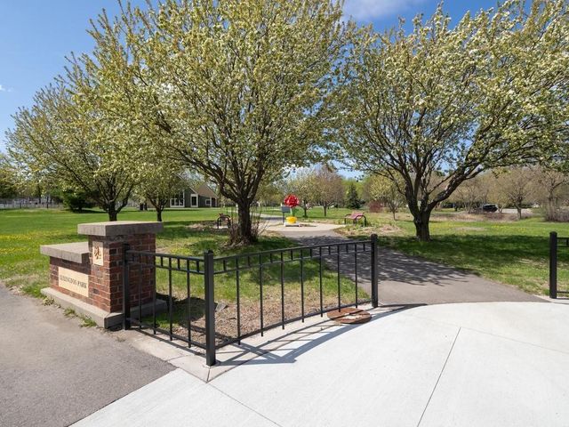 1052 County Road B W, Roseville, MN 55113