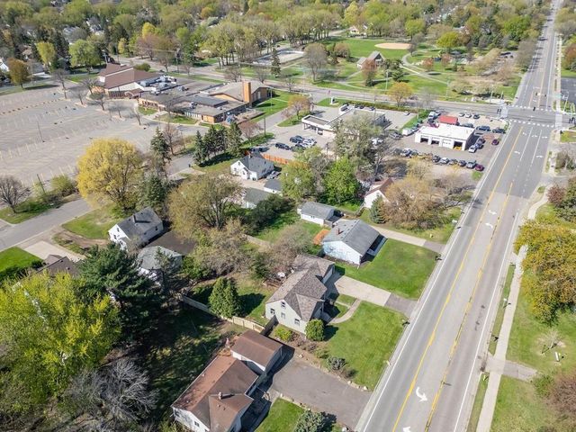 1052 County Road B W, Roseville, MN 55113