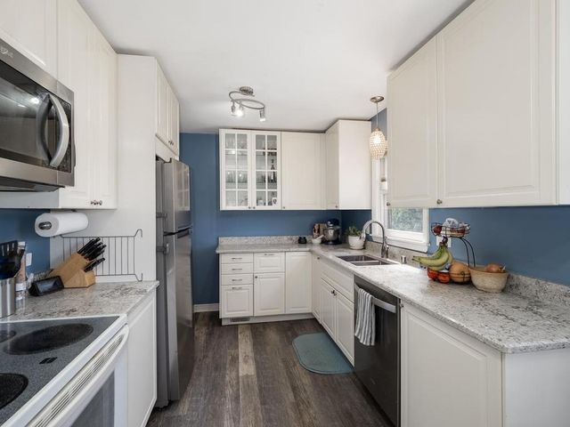 1052 County Road B W, Roseville, MN 55113