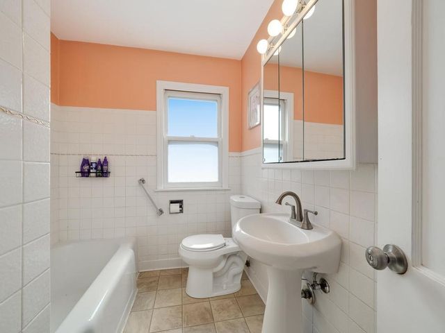 1052 County Road B W, Roseville, MN 55113