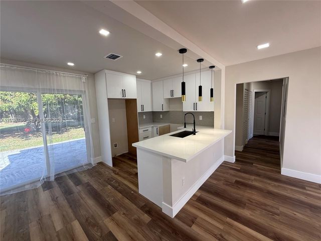 7821 NW 30th Street, Davie, FL 33024
