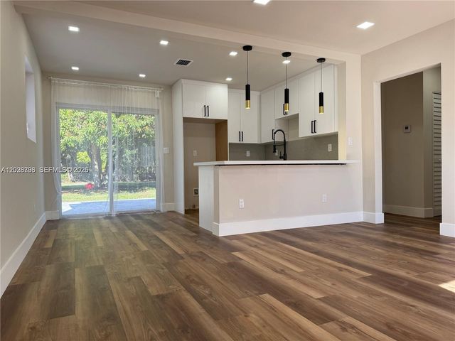 7821 NW 30th Street, Davie, FL 33024
