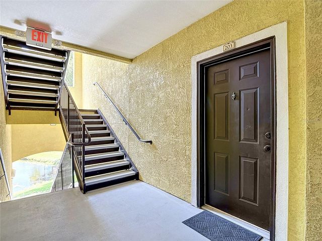 10201 COURTNEY PALMS BOULEVARD 203, Tampa, FL 33619
