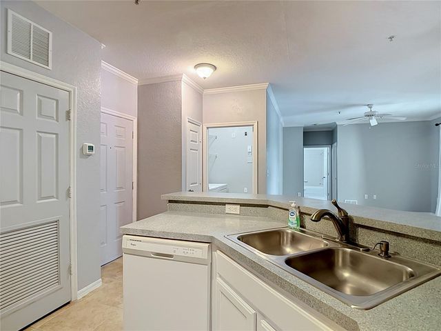 10201 COURTNEY PALMS BOULEVARD 203, Tampa, FL 33619