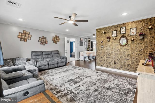 85 BUTTONWOOD LN, Levittown, PA 19054