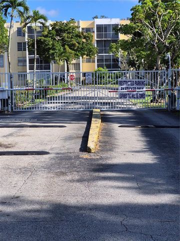 942 NE 199th St 4G, Miami, FL 33179