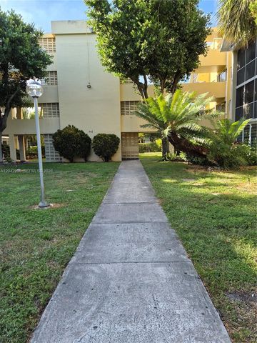 942 NE 199th St 4G, Miami, FL 33179