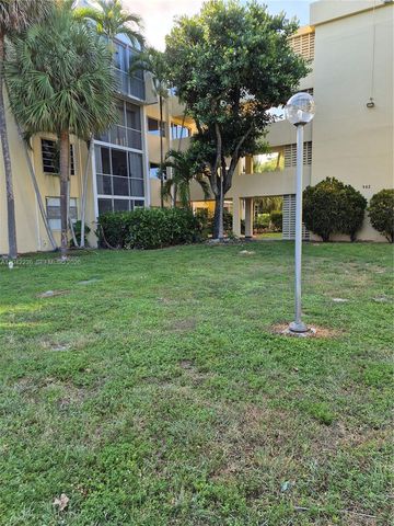 942 NE 199th St 4G, Miami, FL 33179