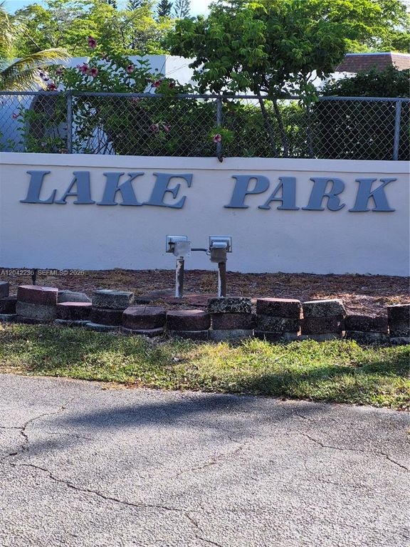 942 NE 199th St 4G, Miami, FL 33179
