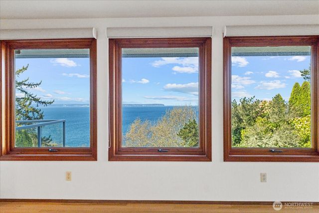 1818 Seaview Avenue, Coupeville, WA 98239