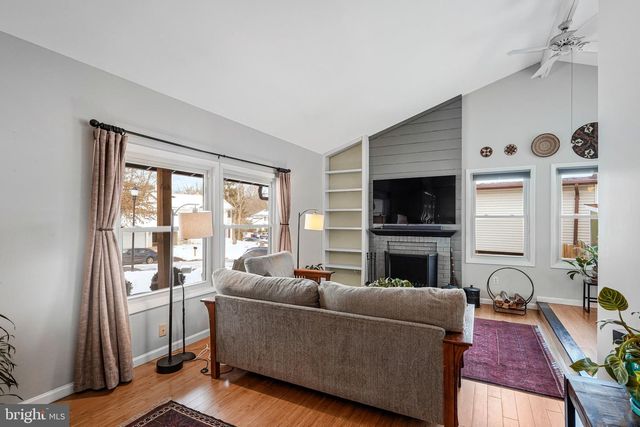 4 PHEASANT RUN CT, Sterling, VA 20164