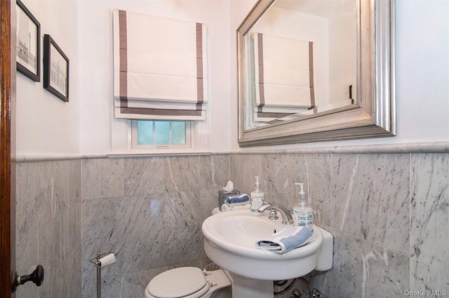 233 Kneeland Avenue, Yonkers, NY 10705