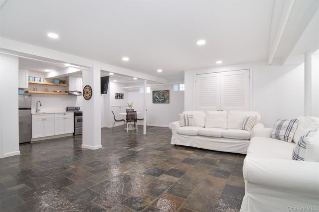 233 Kneeland Avenue, Yonkers, NY 10705