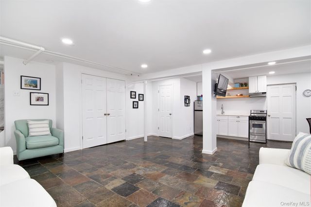 233 Kneeland Avenue, Yonkers, NY 10705