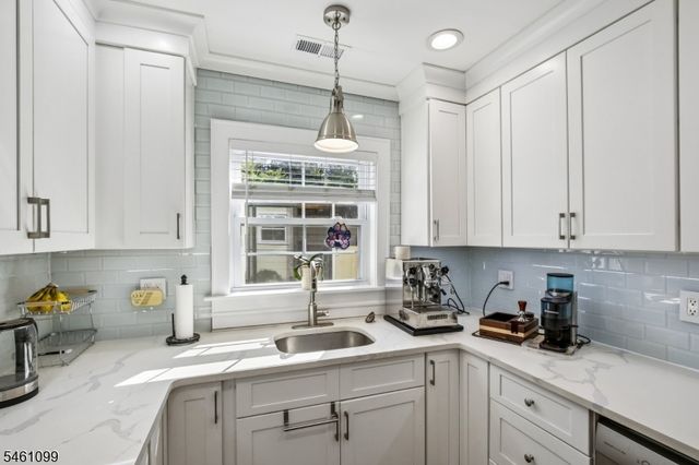 48 Kent Place Blvd, Summit City, NJ 07901
