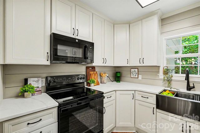 4065 Hiddenbrook Drive, Charlotte, NC 28205