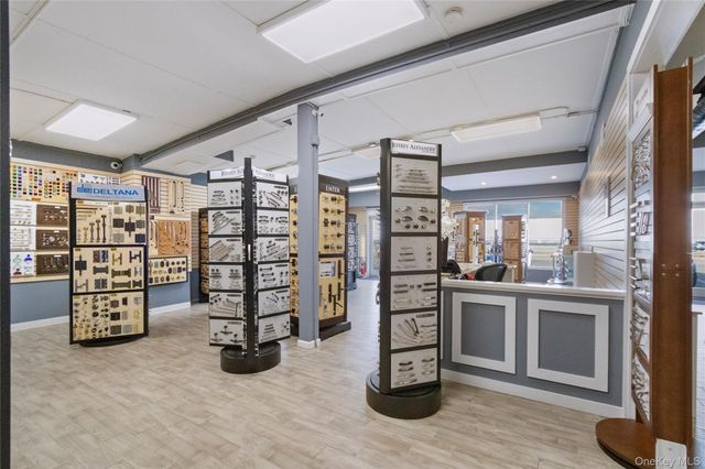 14 Bayville Avenue, Bayville, NY 11709