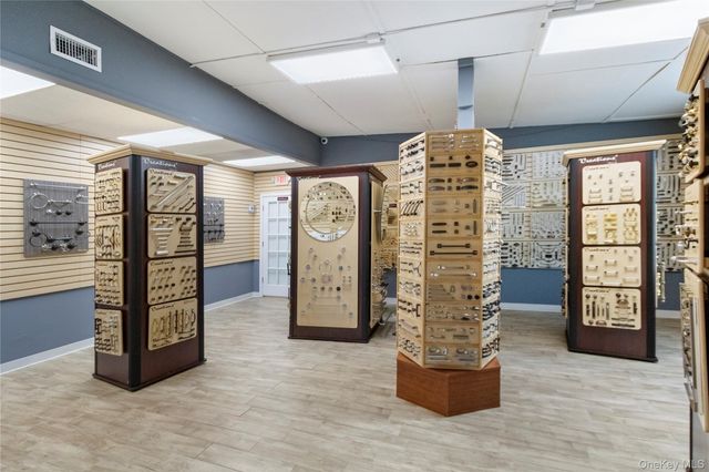 14 Bayville Avenue, Bayville, NY 11709