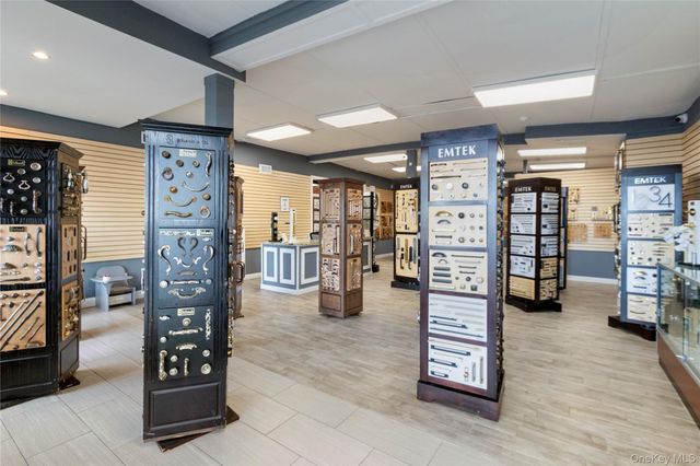 14 Bayville Avenue, Bayville, NY 11709