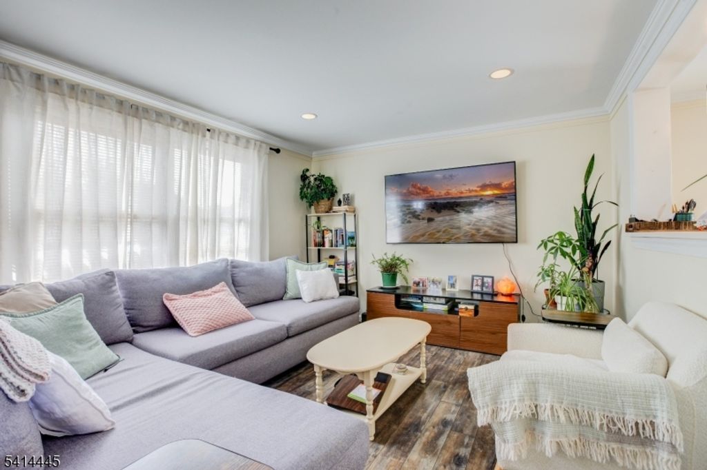 46 Walnut St, Pompton Lakes Boro, NJ 07442