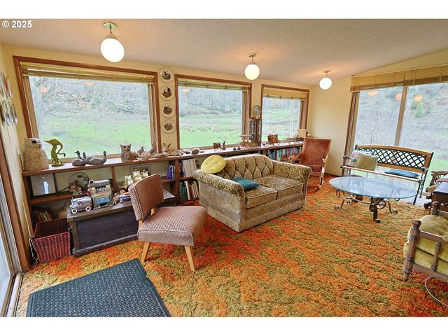 70033 LARSEN RANCH Rd, North Bend, OR 97459