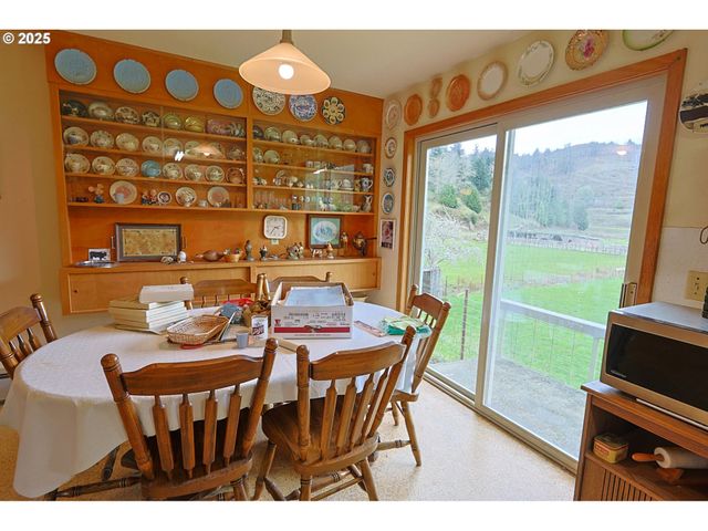 70033 LARSEN RANCH Rd, North Bend, OR 97459