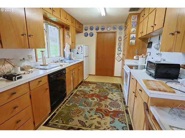 70033 LARSEN RANCH Rd, North Bend, OR 97459