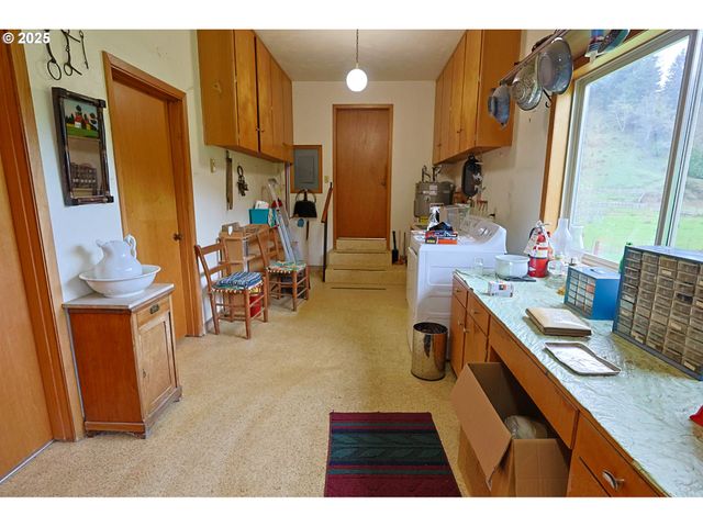 70033 LARSEN RANCH Rd, North Bend, OR 97459