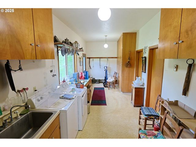 70033 LARSEN RANCH Rd, North Bend, OR 97459