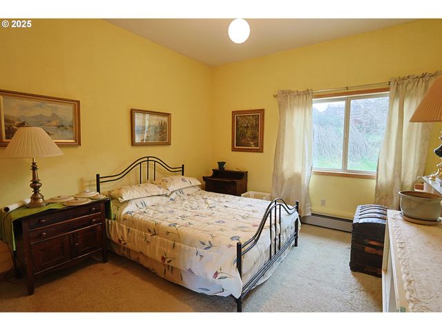 70033 LARSEN RANCH Rd, North Bend, OR 97459