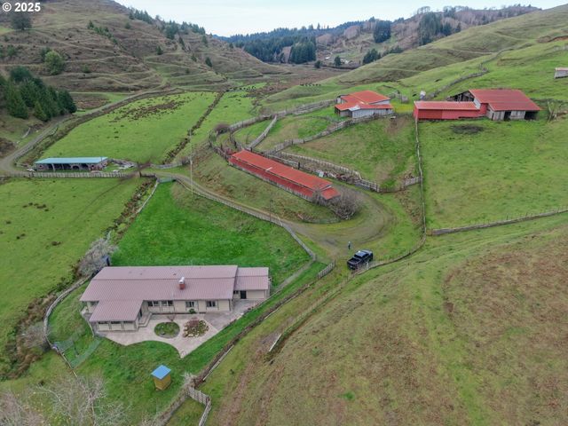 70033 LARSEN RANCH Rd, North Bend, OR 97459