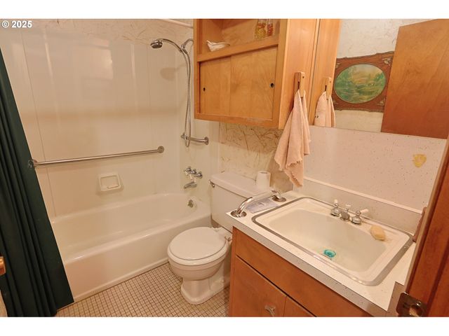 70033 LARSEN RANCH Rd, North Bend, OR 97459