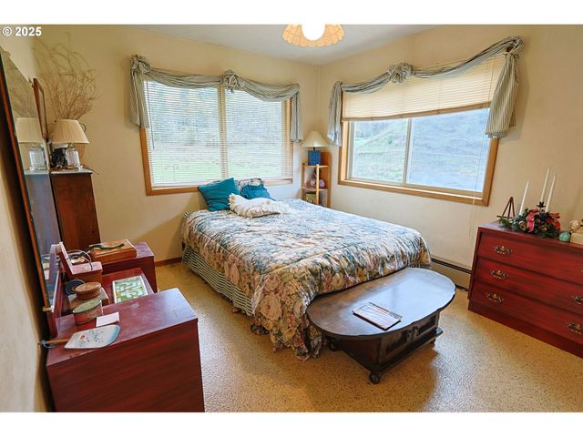 70033 LARSEN RANCH Rd, North Bend, OR 97459