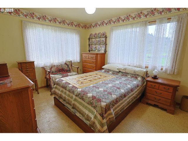 70033 LARSEN RANCH Rd, North Bend, OR 97459