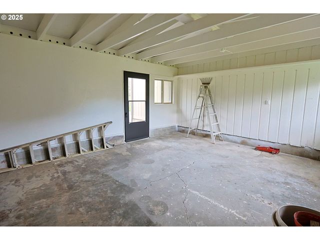 70033 LARSEN RANCH Rd, North Bend, OR 97459