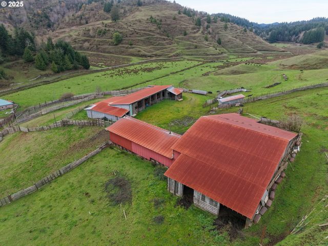 70033 LARSEN RANCH Rd, North Bend, OR 97459