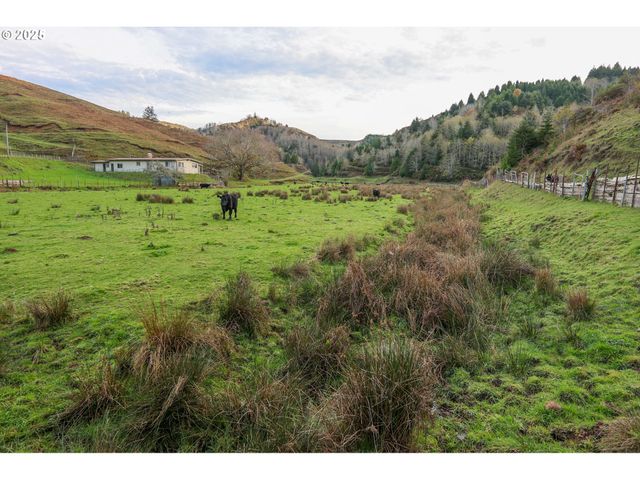 70033 LARSEN RANCH Rd, North Bend, OR 97459