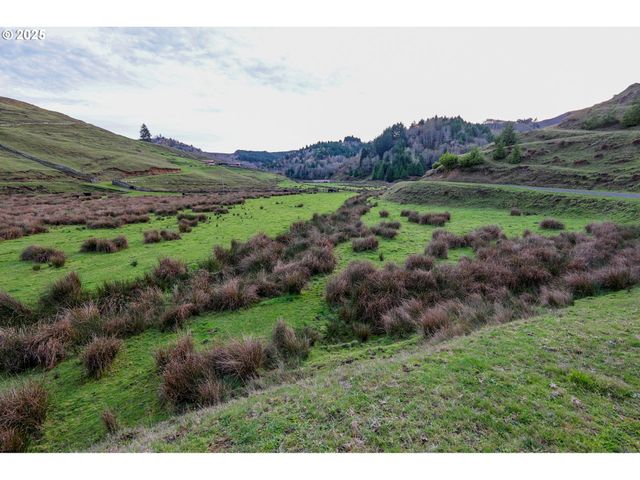 70033 LARSEN RANCH Rd, North Bend, OR 97459