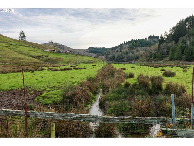 70033 LARSEN RANCH Rd, North Bend, OR 97459