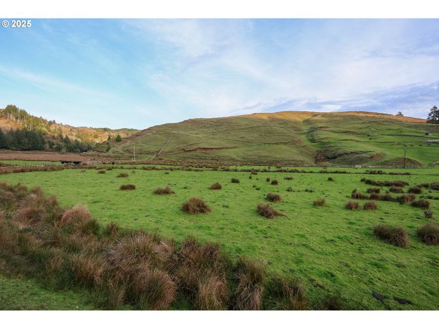 70033 LARSEN RANCH Rd, North Bend, OR 97459