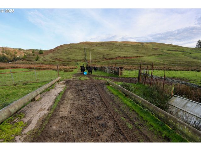 70033 LARSEN RANCH Rd, North Bend, OR 97459