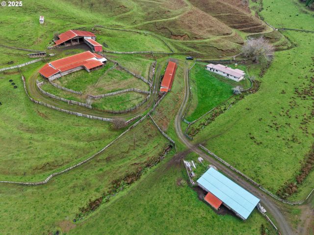 70033 LARSEN RANCH Rd, North Bend, OR 97459